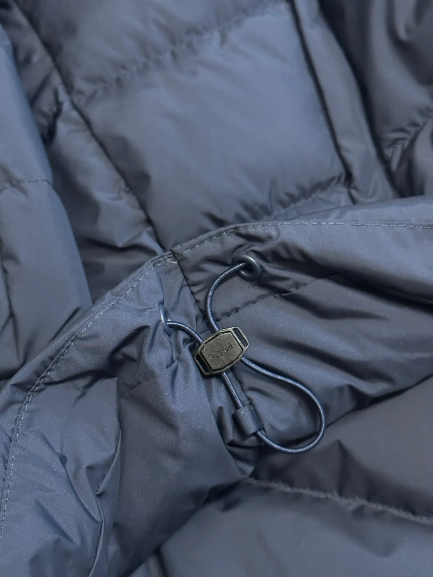 P890 Ralph Lauren lightweight down jacket. The nylon fabric has good windproof and waterproof properties, which can effectively block the intrusion of wind and rain from the outside and keep the inside dry. It is suitable for wearing in humid or rainy environments. The red label on the chest is made with an imported MECLO embroidery machine. The original pattern is scanned first, and then high-quality silk thread is used to make a pattern. The density effect is adjusted by continuous pattern making.  The zipper design is simple and elegant, easy to operate, and the closing design of the cuffs and hem effectively prevents cold wind from invading, improving the warmth and comfort of wearing. It uses 90 white duck down with a weight of 260g to ensure excellent thermal insulation performance. After strict screening and processing, the velvet is not easy to drill, ensuring durability. size: s m l xl